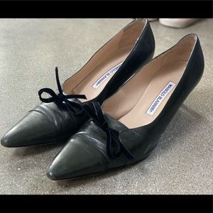 Manaolo Blahnik 39.5 black leather heels tie bow